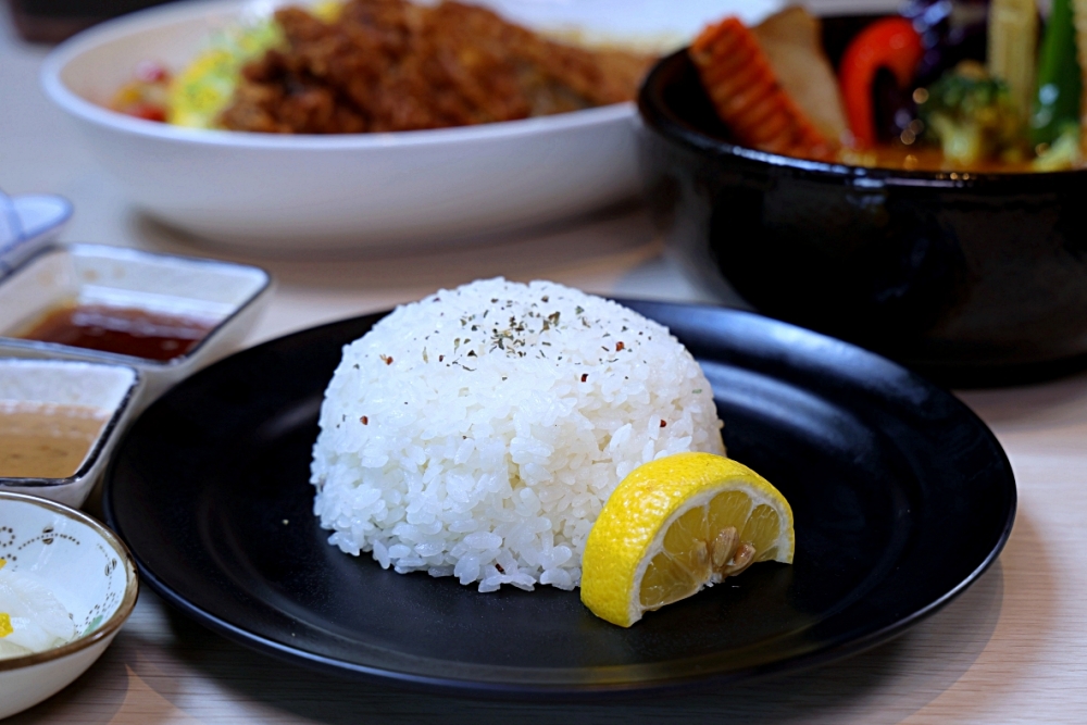 禾荳家 | 道地北海道湯咖哩、熟成咖哩好下飯，高麗絲小菜飲品全都吃到飽，台中咖哩飯推薦