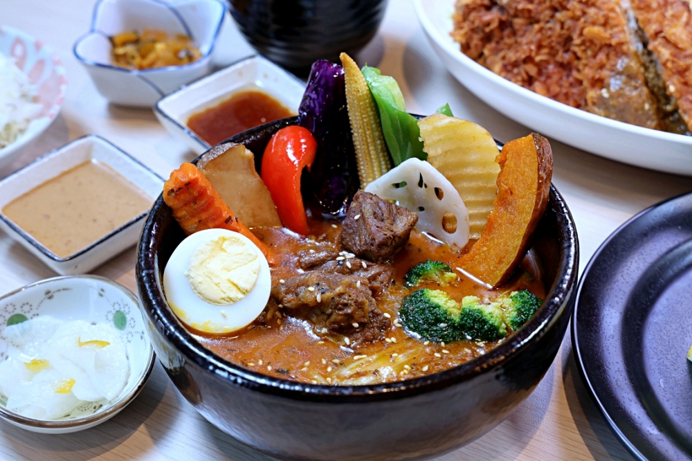 禾荳家 | 道地北海道湯咖哩、熟成咖哩好下飯，高麗絲小菜飲品全都吃到飽，台中咖哩飯推薦