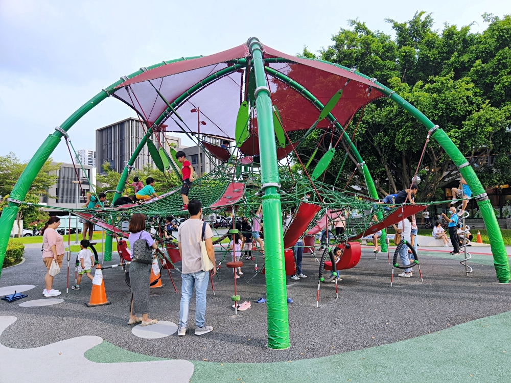 黎新公園 | 台中親子景點，大西瓜攀爬網、綠樹草坪沙坑兒童遊戲區