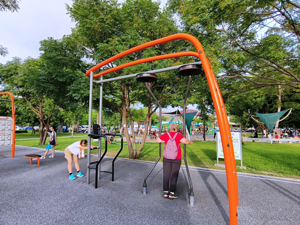黎新公園 | 台中親子景點，大西瓜攀爬網、綠樹草坪沙坑兒童遊戲區