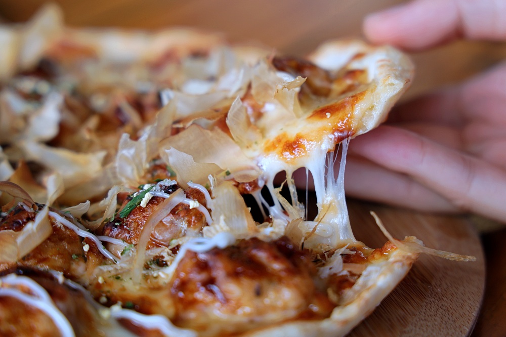 掐手披薩 | 手工披薩現做現烤香到肚子餓，餅皮外酥脆內軟Q好料鋪滿滿，台中北屯民俗公園美食