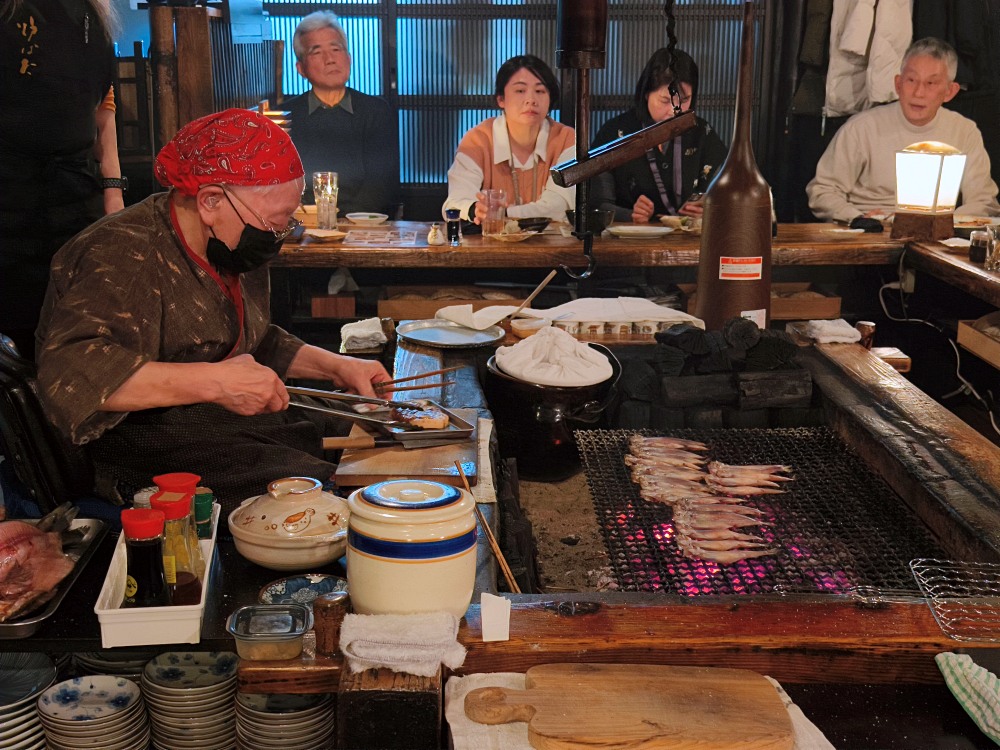 釧路爐端燒老店 Robata 炉ばた ，2代目奶奶超強，在地人推薦的釧路美食
