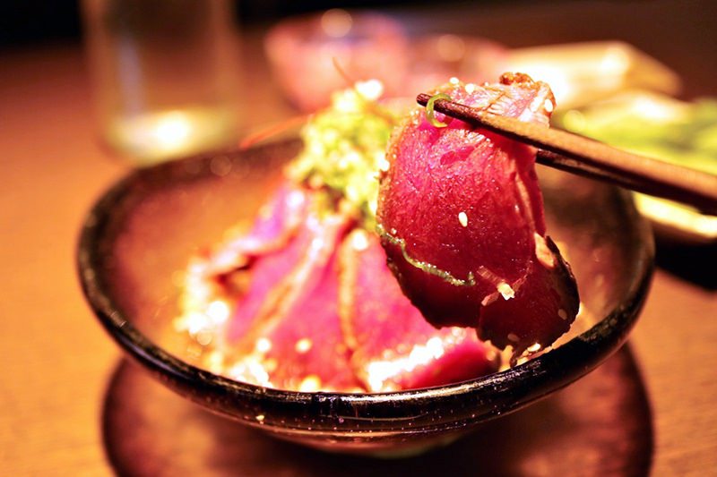 台中 | 那一間日式串燒居酒屋 幾乎無法一手掌握的生蠔 玫瑰粉嫩的生牛肉 還有好喝清酒 職人級的深夜食堂