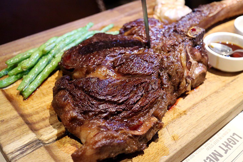 台北 | 肉鋪廚房 比臉還要大的澳洲A7和牛戰斧牛排 滋味超超超鮮美